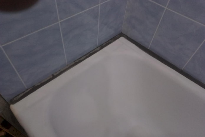 sceller l'espace dans la salle de bain avec du ciment