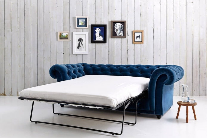canapé avec un lit pliant en fer
