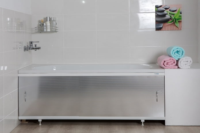 Paravent en aluminium sous la baignoire