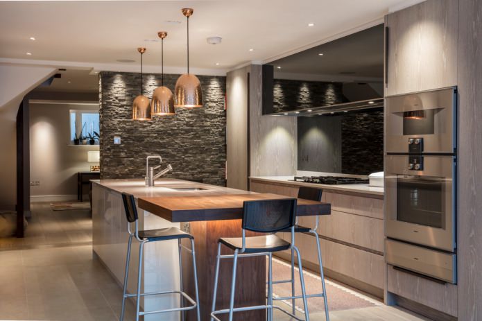 mur en ardoise dans une cuisine moderne