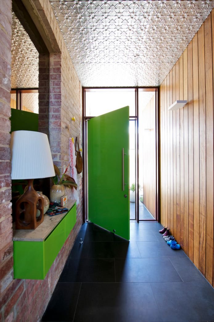 Décoration murale en brique et bois