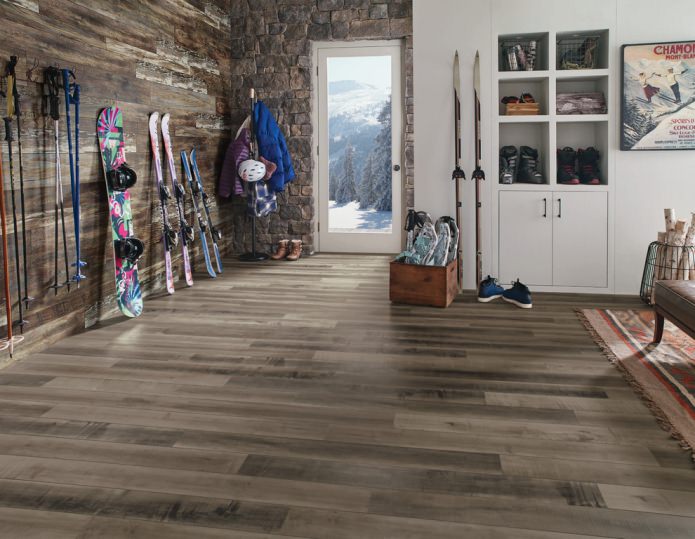 intérieur de couloir avec deux types de pierre aux textures différentes