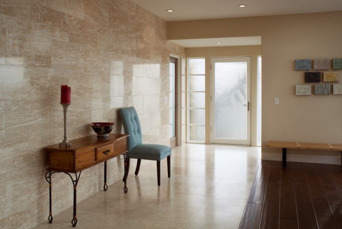Carrelage en pierre beige
