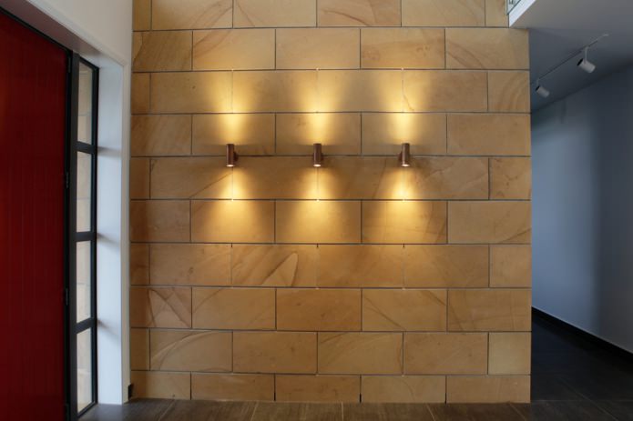 carrelage imitation pierre marron sur le mur