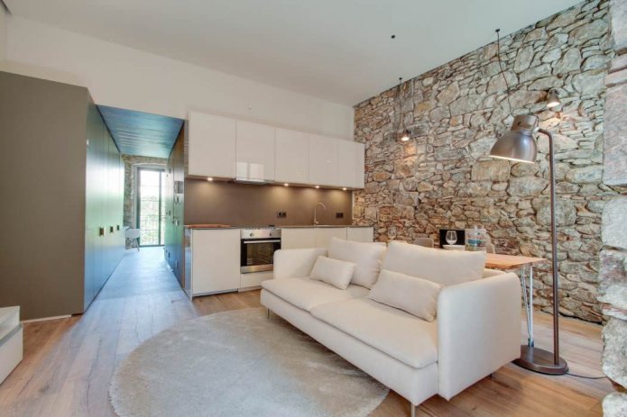 finition décorative en pierre sur le mur à l'intérieur