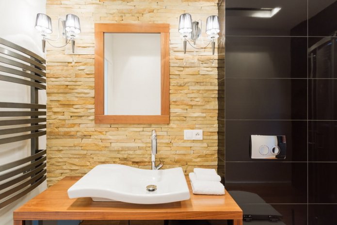 Finition en pierre décorative dans la salle de bain