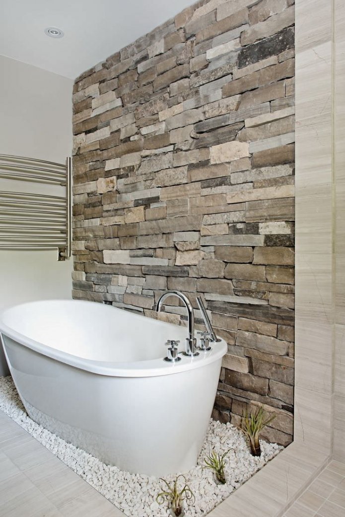 Finition en pierre décorative dans la salle de bain