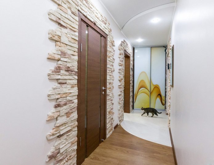 Finition décorative en pierre de la porte intérieure