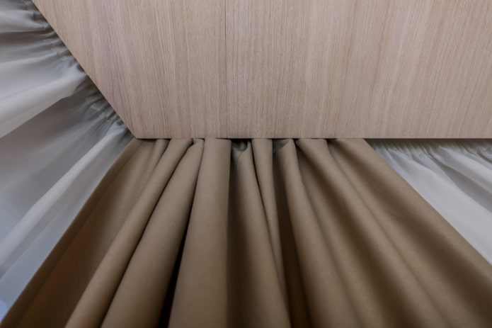 Rideau sur corniche de plafond