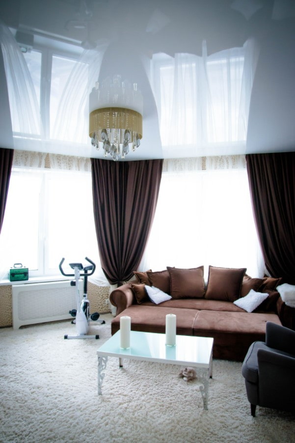 Salon avec deux fenêtres