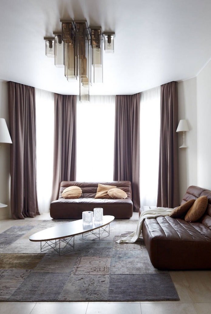 Plafond tendu dans le salon avec une baie vitrée