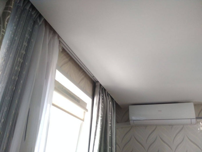 Tringle à rideau dissimulée derrière un plafond tendu