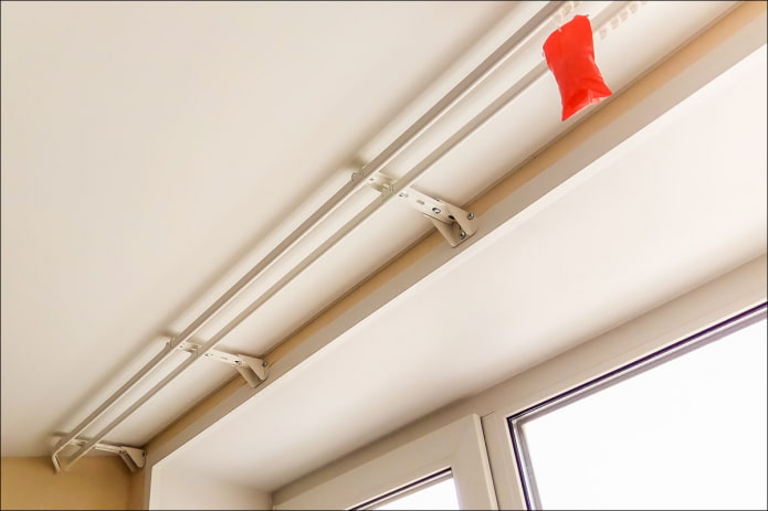 Tringle à rideau au mur sous un plafond tendu
