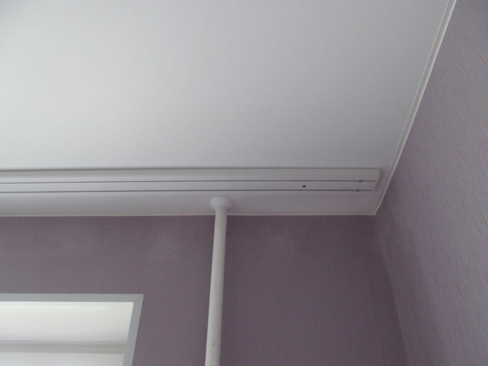 Tringle à rideau sur plafond tendu