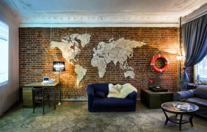 carte du monde dans l'intérieur du salon de style loft