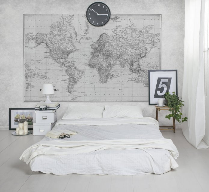 Carte du monde à la tête du lit