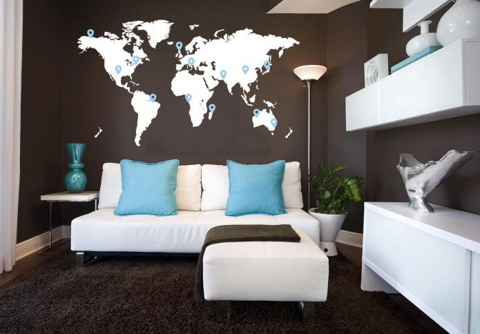 carte du monde sur le mur du salon