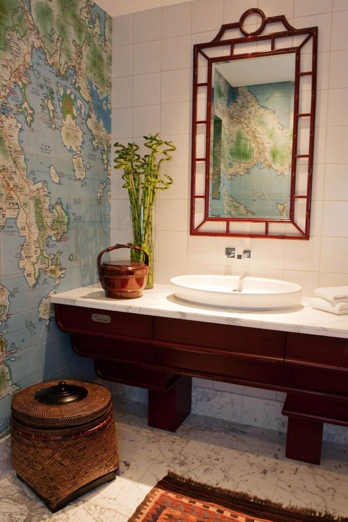 carte à l'intérieur de la salle de bain