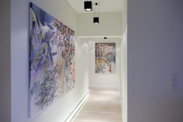 peintures abstraites dans le couloir