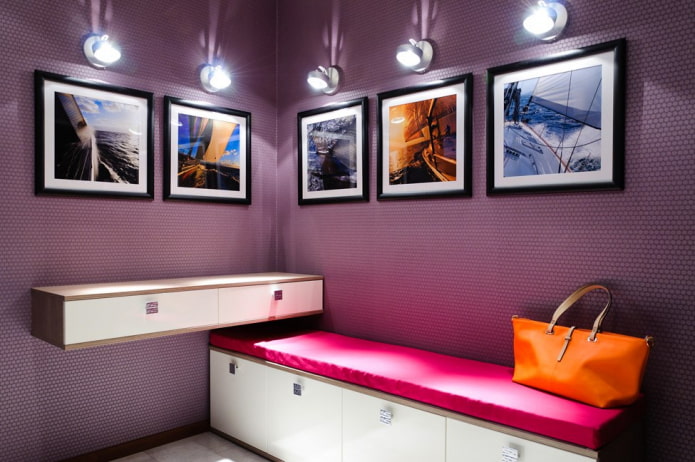 Tableaux représentant une ville dans un couloir
