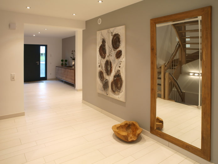 Peinture verticale à l'intérieur du couloir