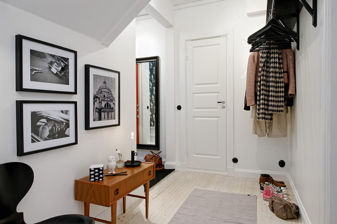 Peintures dans un couloir de style scandinave