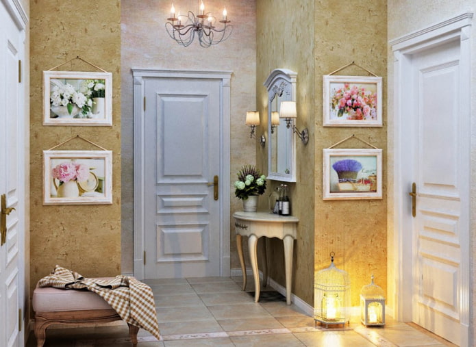 Tableaux de style provençal dans le couloir