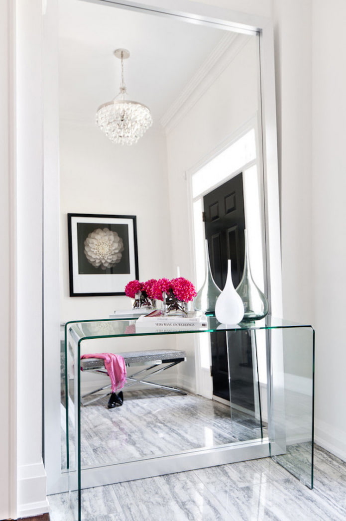 peinture en face du miroir dans le couloir