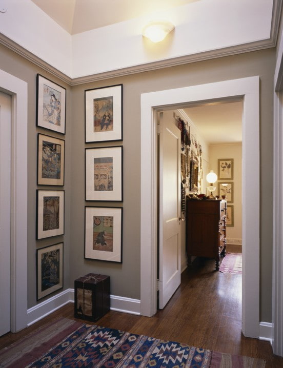 peintures dans le coin du couloir