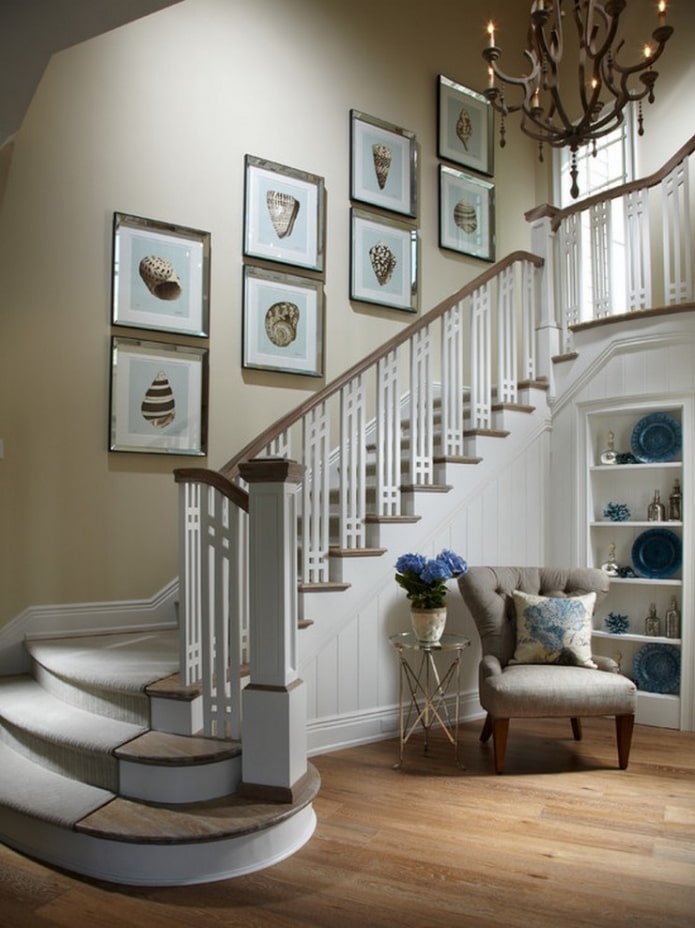 Peintures le long de l'escalier dans le couloir