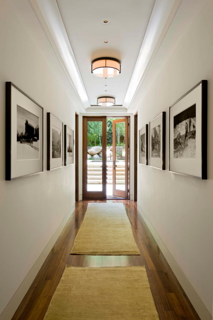 peintures dans un long couloir