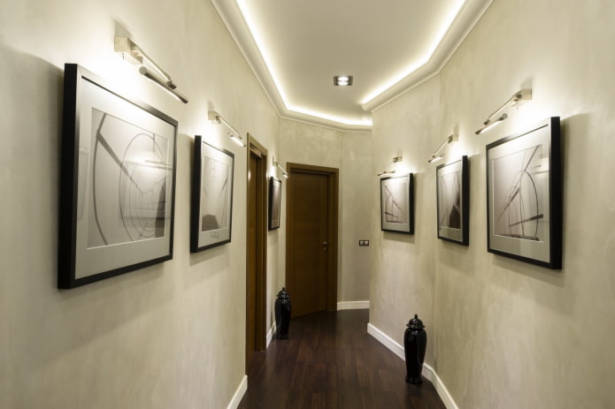Tableaux rétroéclairés dans un couloir