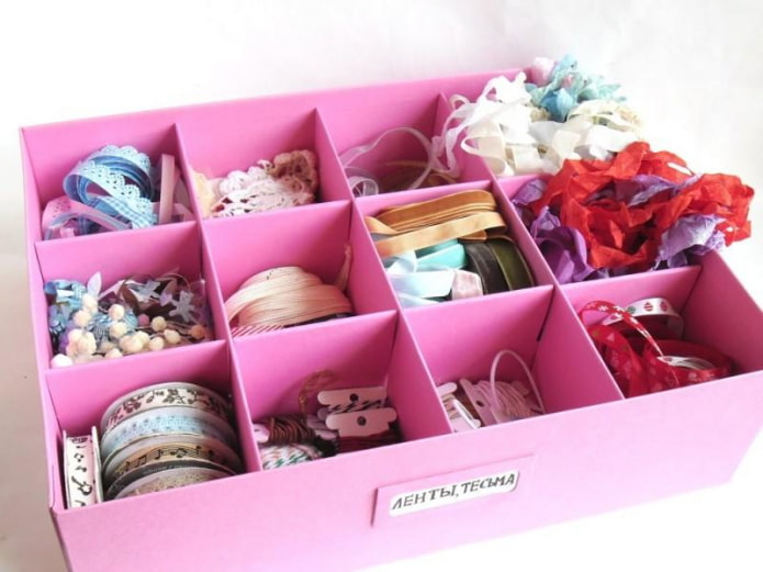 ranger de petits objets dans une boîte