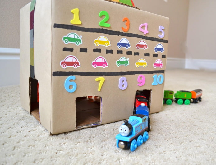 tableau d'activités en carton pour enfants