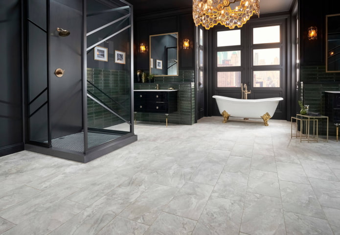 sol clair dans la salle de bain