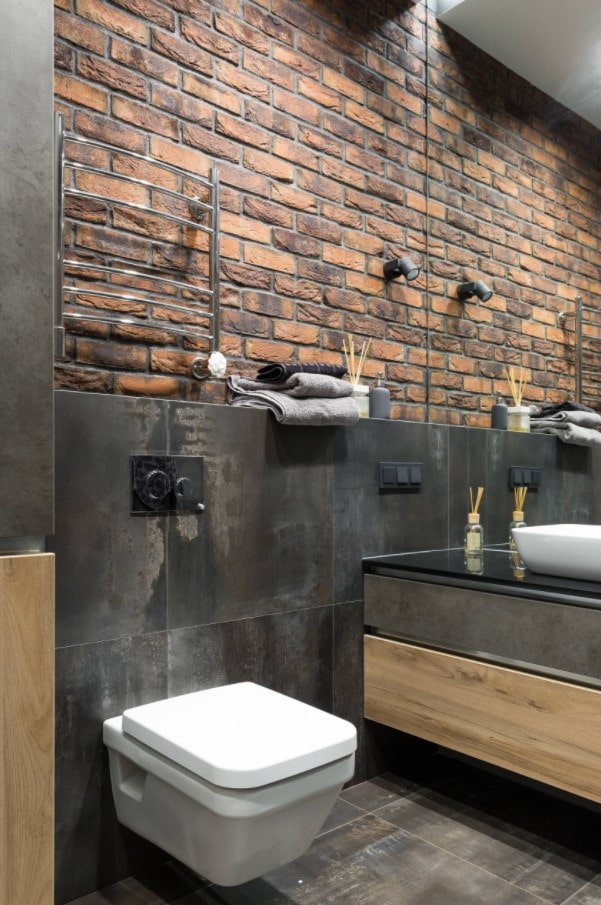 mur de briques dans la salle de bain