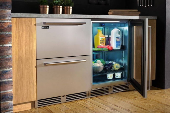 Réfrigérateur sous le plan de travail dans la cuisine