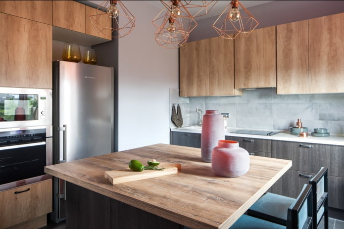 Réfrigérateur dans une niche à l'intérieur de la cuisine