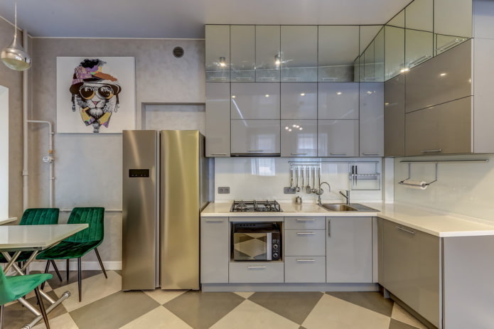 réfrigérateur à l'intérieur d'une cuisine d'angle