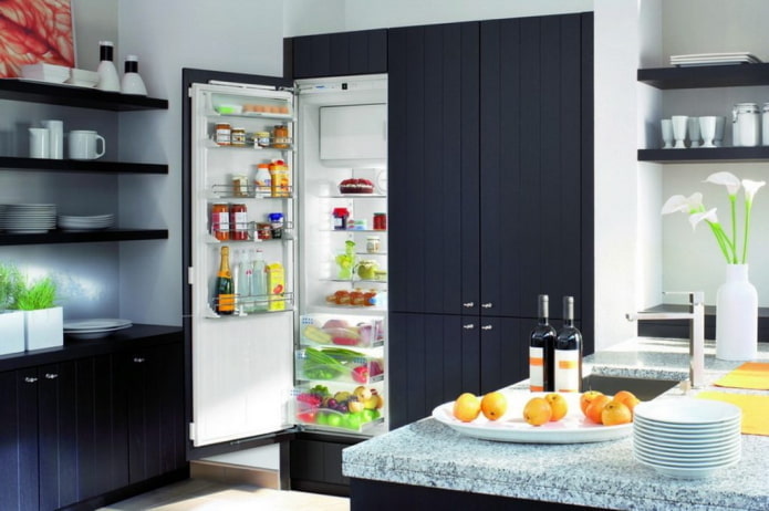 réfrigérateur dans une armoire à l'intérieur de la cuisine