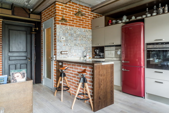 Réfrigérateur au milieu de la cuisine