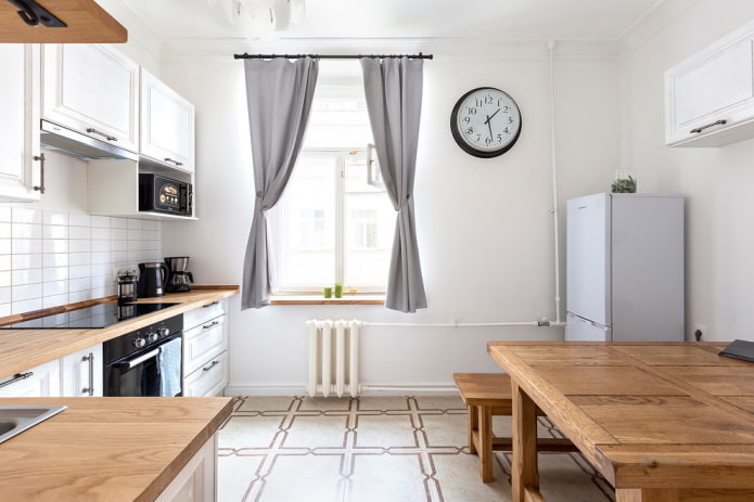 réfrigérateur dans le coin de la cuisine