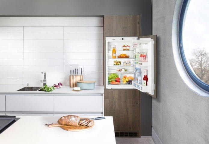 réfrigérateur intégré à l'intérieur de la cuisine