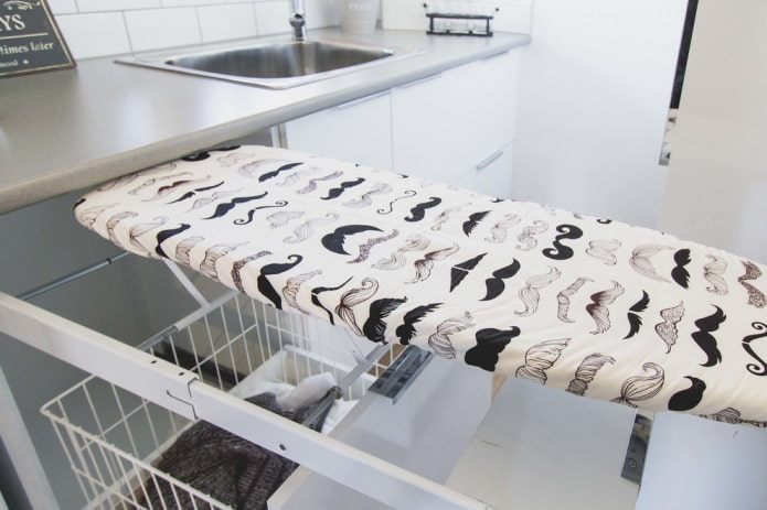 Planche à repasser dans la cuisine