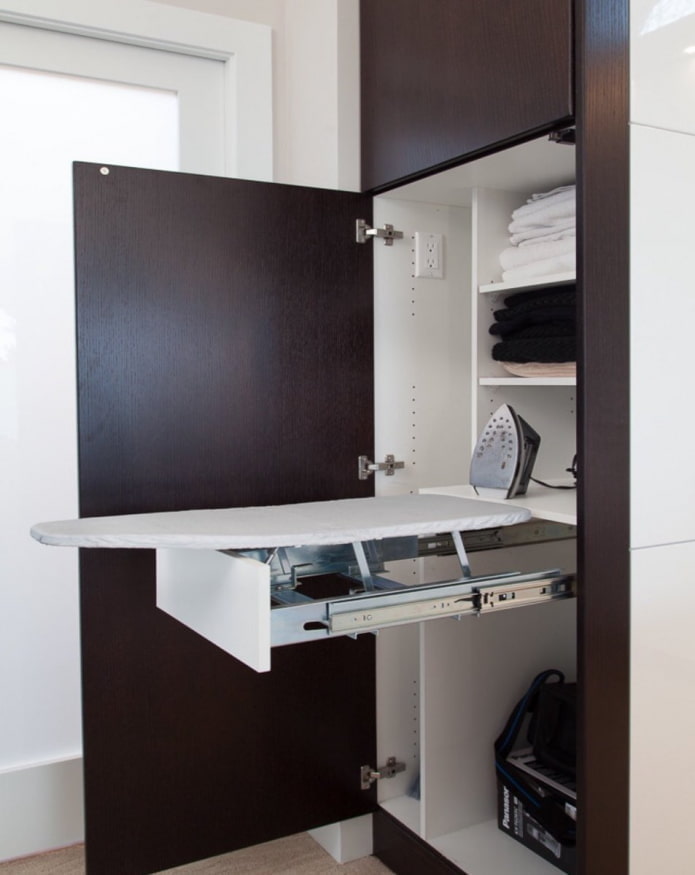 Planche à repasser dans une armoire