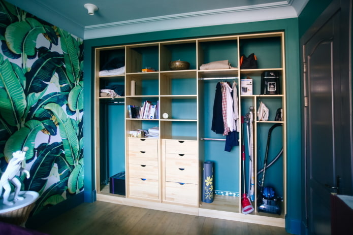 Planche à repasser dans un compartiment d'armoire
