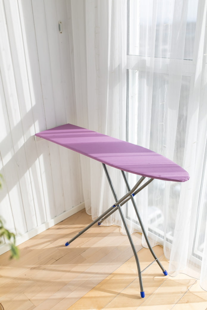Planche à repasser sur la loggia
