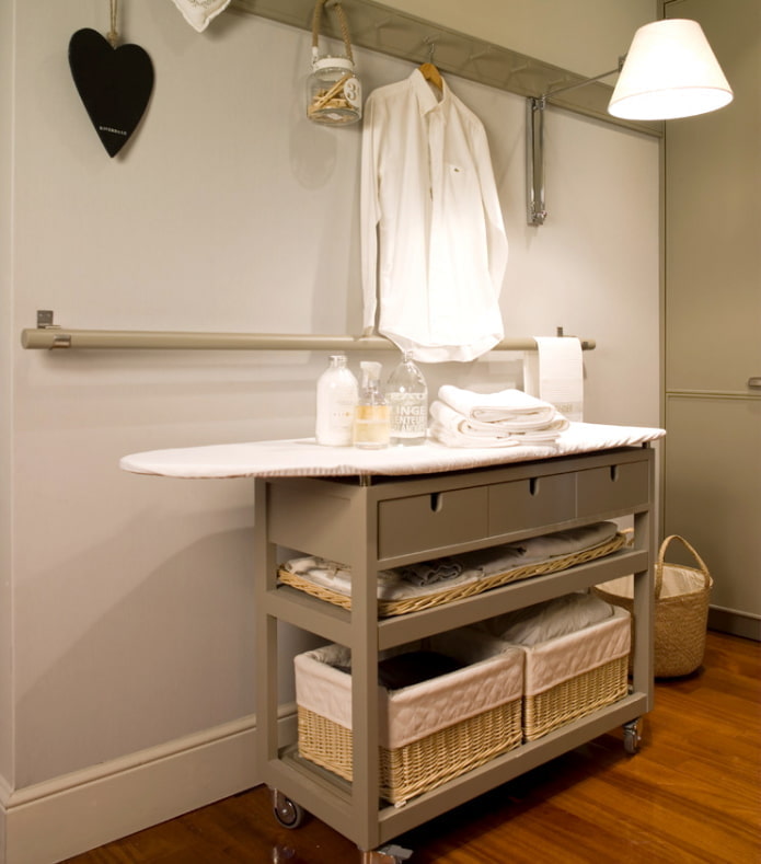 Commode avec planche à repasser