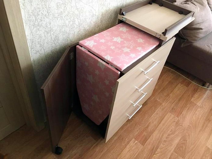 Commode avec planche à repasser en aggloméré laminé