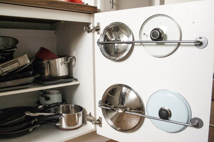 Housses sur la porte du meuble